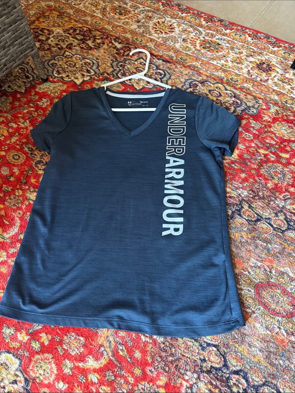 Women size smallUnder Armour Navy Blue V-Neck Performance Tee with Vertical Logo